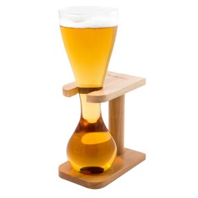 Quarter Yard Beer ølglas i træ står