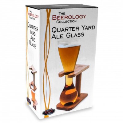 Quarter Yard Beer ølglas i træ står