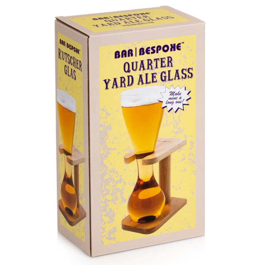 Zoom billede af Quarter Yard Beer ølglas i træ står